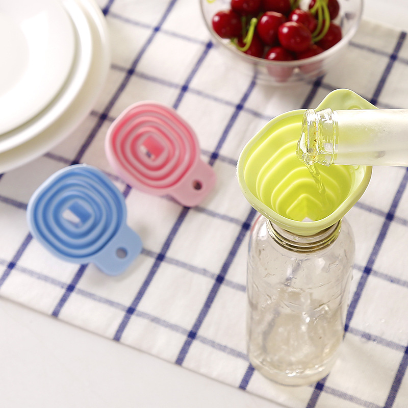 Creative folding fan you retractable funnel kitchen supplies silicone funnel household liquid separation oil funnel details Picture