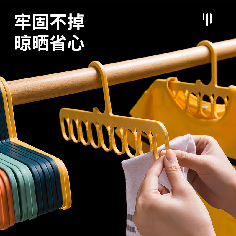 New multi-functional storage hangers eight teeth dry and wet underwear socks plastic drying without trace hanger Application Scenario