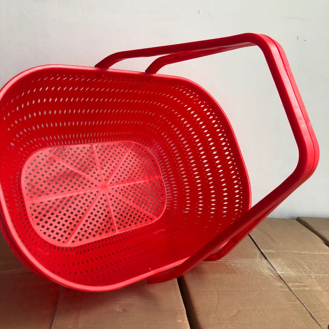 Portable supermarket plastic basket Red portable plastic hand basket Fruit and vegetable market shopping basket plastic basket Application Scenario