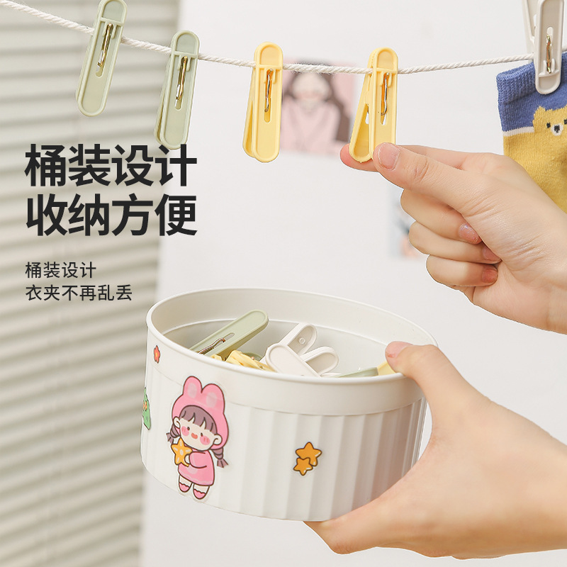 Windproof clip clothespin underwear socks small plastic clip with storage basket quilt fixed clothes drying by drying clip Application Scenario