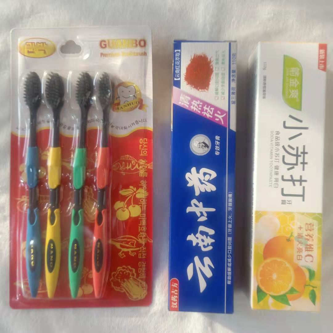 10 yuan model toothbrush toothpaste three-piece set buy toothpaste to send toothbrush to send advertising recording stalls source manufacturers Application Scenario