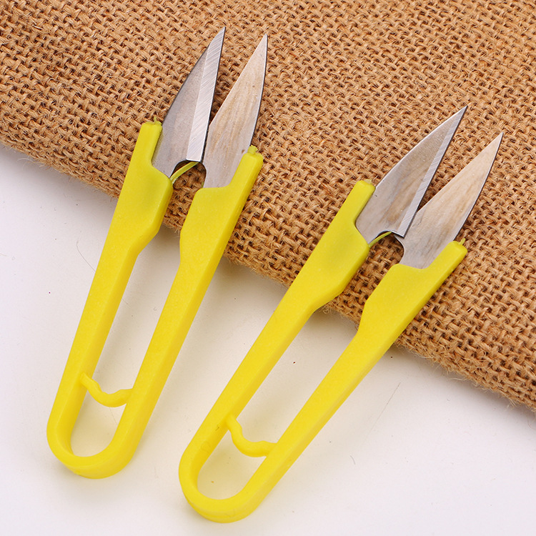 V - shaped small scissors wholesale U - shaped plastic spring yarn cutting thread cutting cross stitch thread head special thread cutting manufacturers Application Scenario