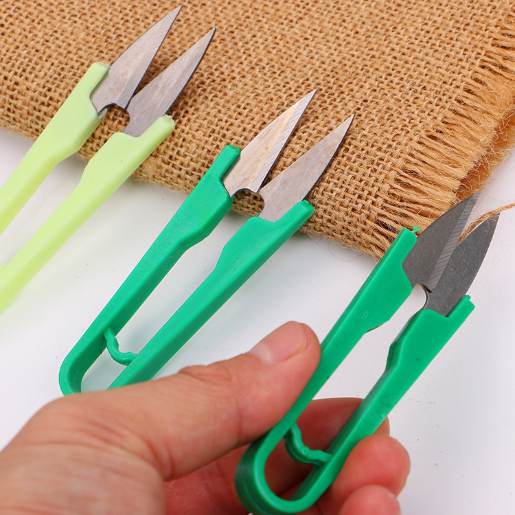 V - shaped small scissors wholesale U - shaped plastic spring yarn cutting thread cutting cross stitch thread head special thread cutting manufacturers full figure
