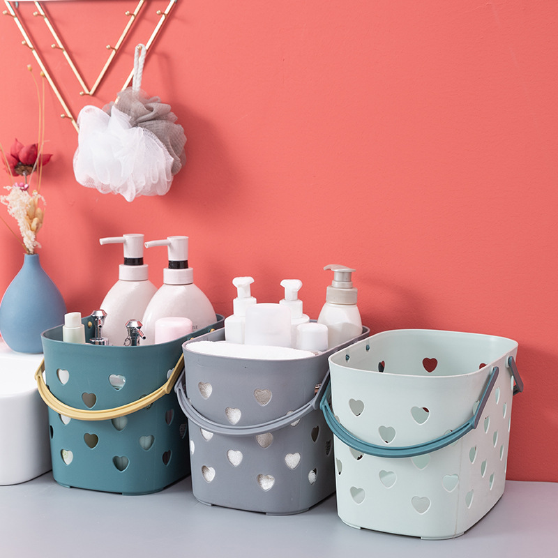 Nordic wind plastic portable bath basket bath basket bath basket heart-shaped hollow bath basket bath basket full figure