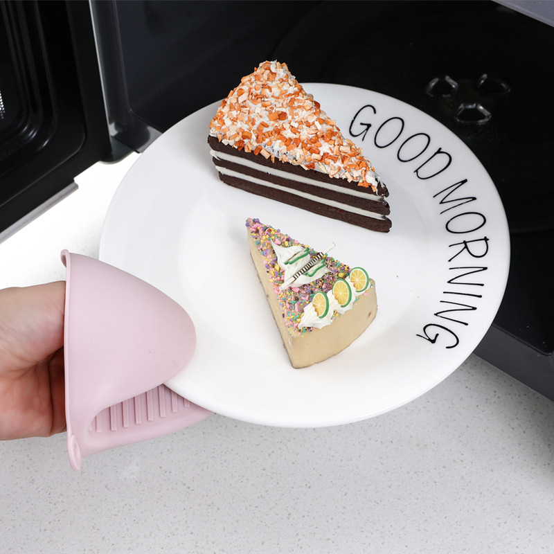Silicone anti-hot glove bowl clamp kitchen heat insulation dish clamp bowl holder baking oven heat insulation sleeve Application Scenario