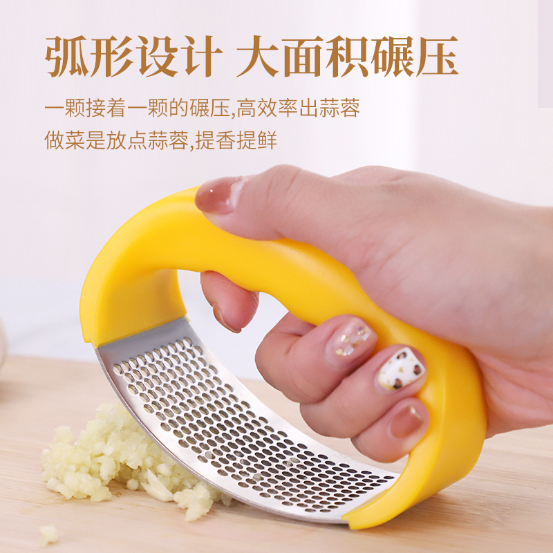 Kitchen ring garlic press garlic tamping magic stainless steel bracelet garlic garlic garlic magic Amazon gadget Application Scenario