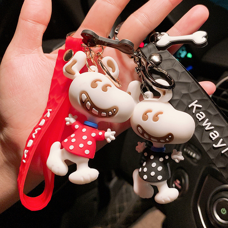 The new Korean version of ugly cute Snoopy key chain cute cartoon car key pendant creative bag decoration wholesale details Picture