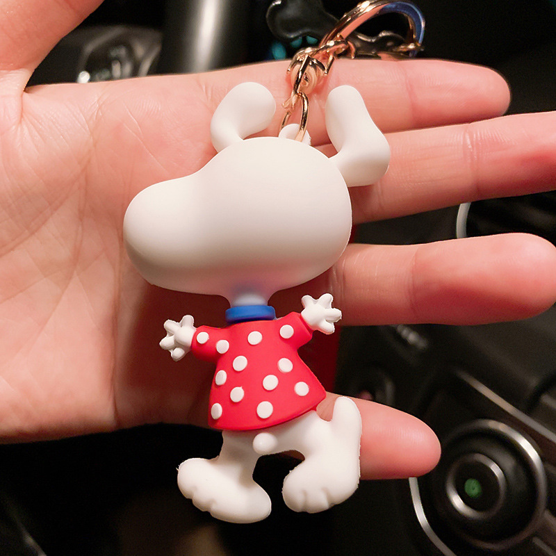 The new Korean version of ugly cute Snoopy key chain cute cartoon car key pendant creative bag decoration wholesale Application Scenario