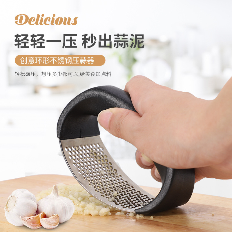 Kitchen ring garlic press garlic tamping magic stainless steel bracelet garlic garlic garlic magic Amazon gadget