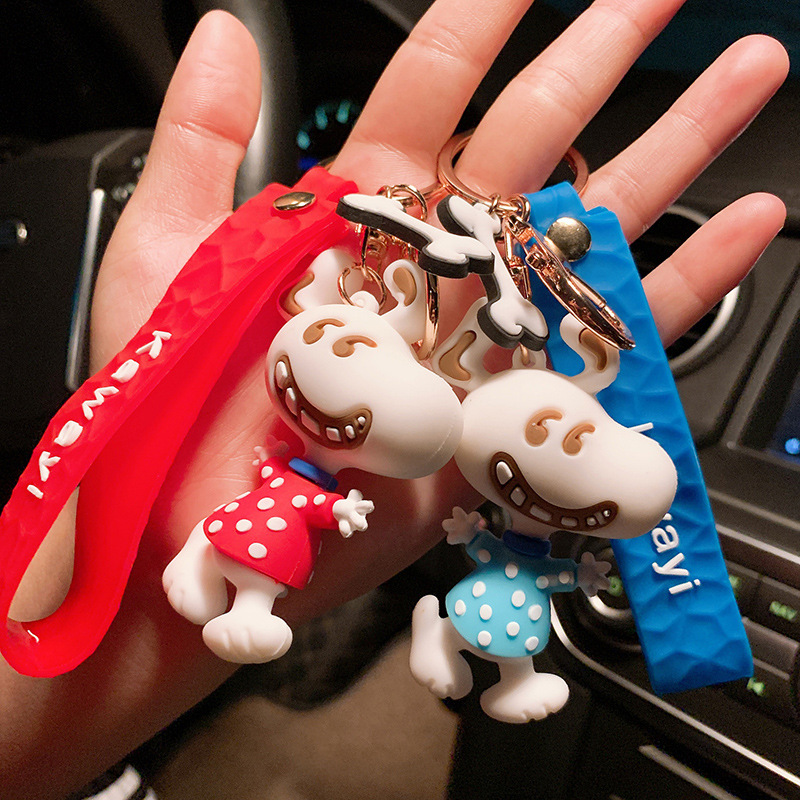 The new Korean version of ugly cute Snoopy key chain cute cartoon car key pendant creative bag decoration wholesale